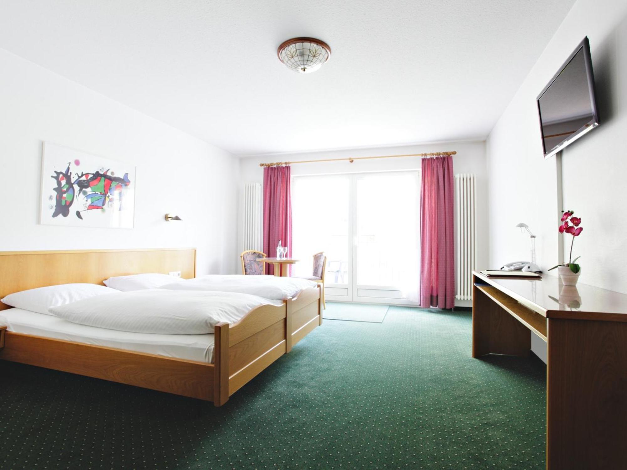 Hotel-Gasthof Neumuehle Kreenheinstetten Rom bilde